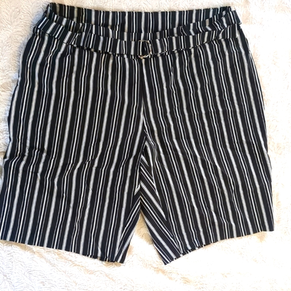 🆕 Ashley Stewart Black White Stripped SHORTs Sz 22/24 Elastic waistband NEW